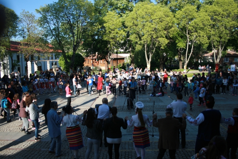Деца от бургаско училище свириха, пяха и танцуваха в сърцето на Странджа
